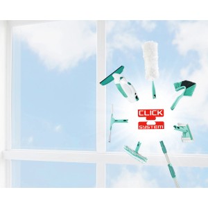 Leifheit Teleskopstiel mit verschiedenen Reinigungsaufsätzen und Click System vor Fenster.