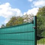 Grüne Solid Sichtschutzblende mit grober Struktur am Zaun, 80x500cm.