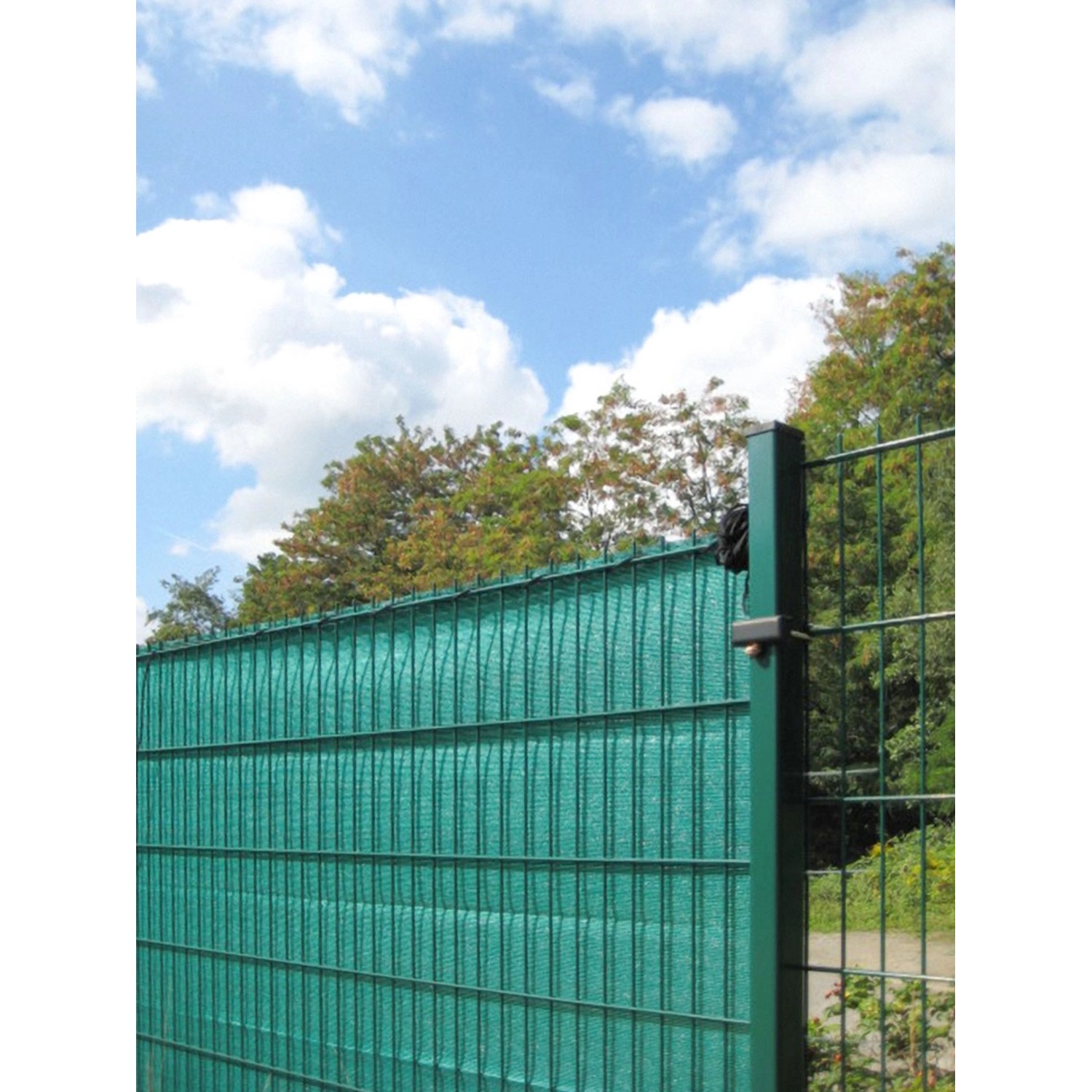Grüne Solid Sichtschutzblende mit grober Struktur am Zaun, 80x500cm.