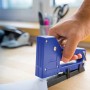 Blauer LUX Kombitacker Classic beim Tackern von Papier, geeignet für Stoff, Holz und Pappe.