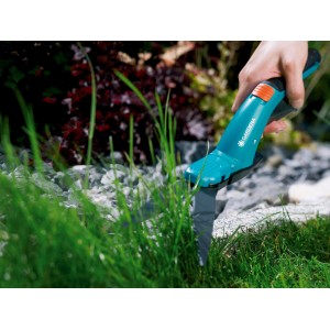 Gardena Comfort Grasschere in Aktion: Rasenkantenschnitt für einen gepflegten Garten.