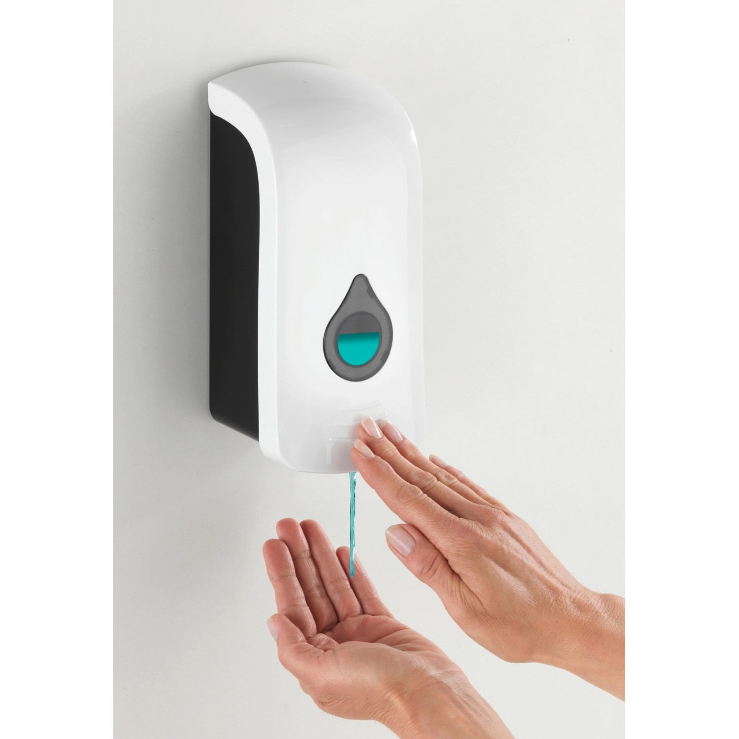 Wenko Ranera L Seifenspender, weiß, mit Händen unter dem Spender. Wandmontierter Desinfektionsmittelspender.