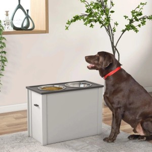 Brauner Labrador vor weißer PawHut Futterstation mit zwei Edelstahlnäpfen und Stauraum. Erhöhter Hundenapf.