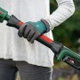Bosch Akku-Baumschere Advanced Prune 18V-45 mit Akku und Verlängerung in Nutzung.