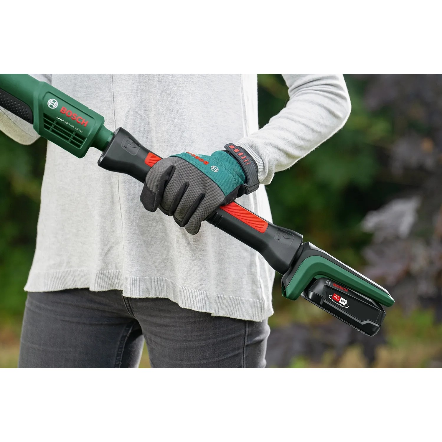 Bosch Akku-Baumschere Advanced Prune 18V-45 mit Akku und Verlängerung in Nutzung.