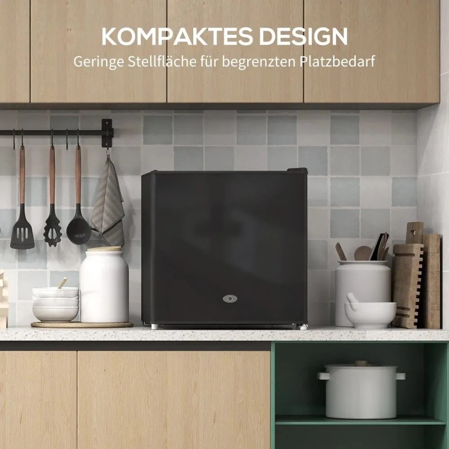 Schwarzer HOMCOM Mini-Gefrierschrank 35 L als Gefrierbox auf Küchenzeile, ideal für kleine Räume.