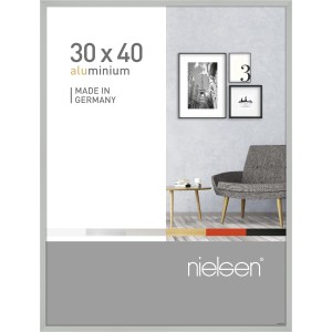 Aluminium Bilderrahmen Pixel 30x40 cm, silber matt. Schmaler Rahmen mit Beispieldeko.