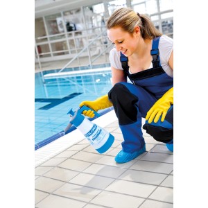 Frau nutzt Gloria CleanMaster CM 12 Drucksprühgerät zur Reinigung von Fliesen am Pool.