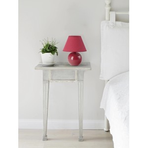 Rote Keramik Tischleuchte mit Stoffschirm auf Nachttisch. Dekorative Nachttischlampe.