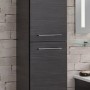 Fackelmann Bad-Hochschrank B.Perfekt Dark Oak, 160 cm hoch, mit zwei Türen und silbernen Griffen.