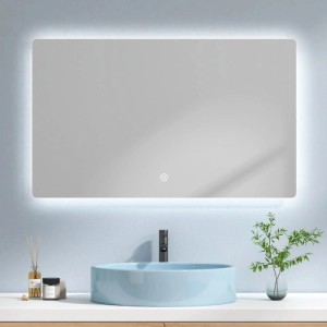 Rechteckiger Emke Badspiegel 100x60 cm mit LED-Beleuchtung und Touchschalter über blauem Waschbecken.
