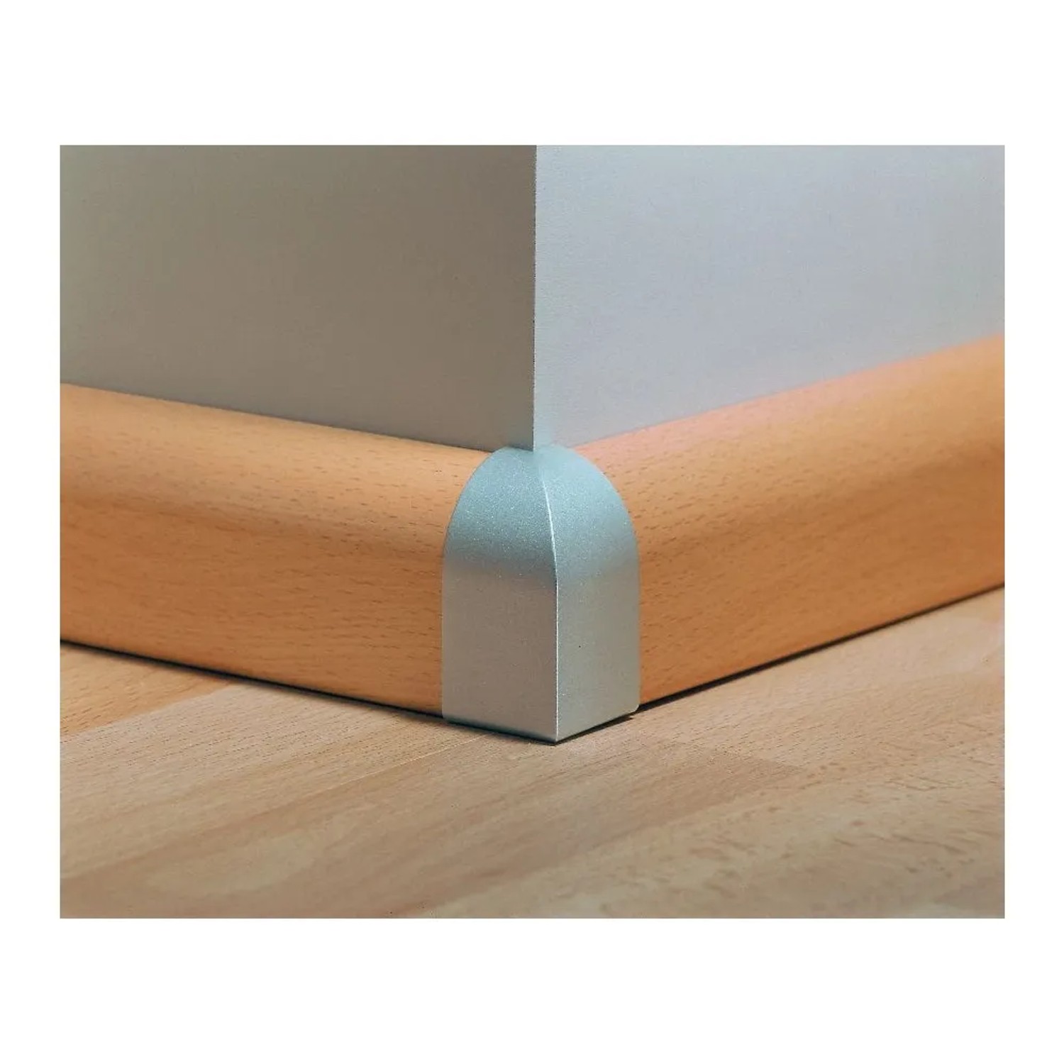 Parador Außenecke Typ 2 in Alu-Optik für Sockelleiste SL 4 am Raumeck.