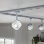 Paulmann URail LED-Spot Pane, weiß/chrom, 7,4W, 2700K, montiert an einem Schienensystem.