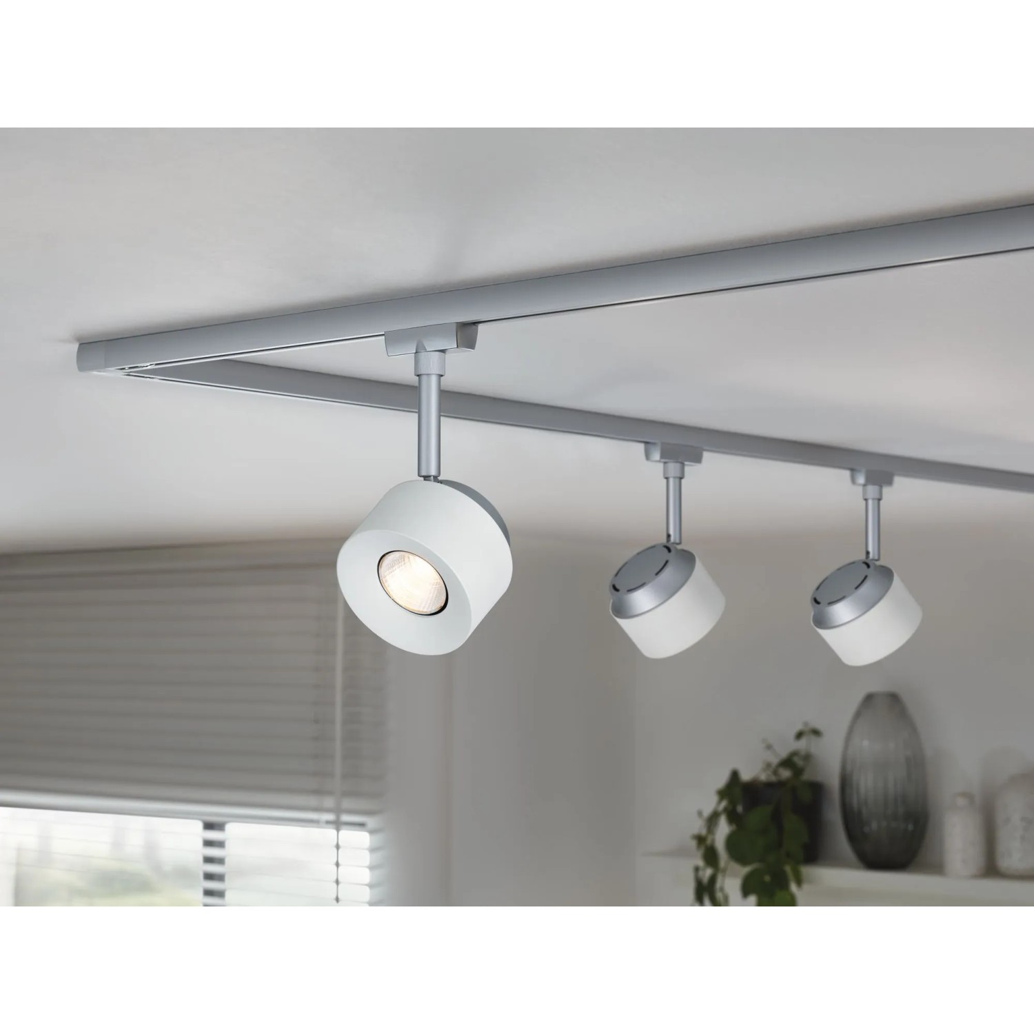 Paulmann URail LED-Spot Pane, weiß/chrom, 7,4W, 2700K, montiert an einem Schienensystem.