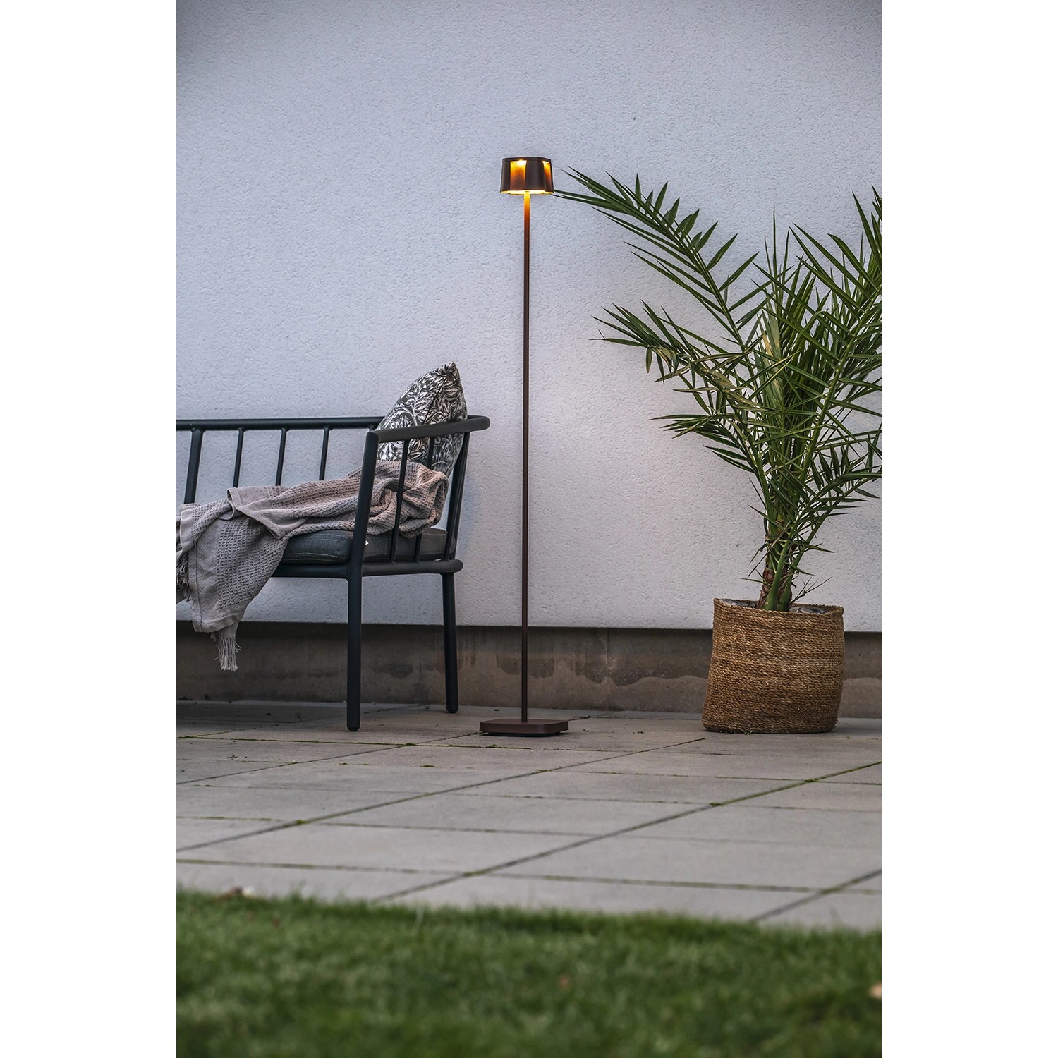 Rostfarbene Konstsmide LED-Stehleuchte Nice, 120cm, mit USB-Anschluss, für stimmungsvolle Außenbeleuchtung.