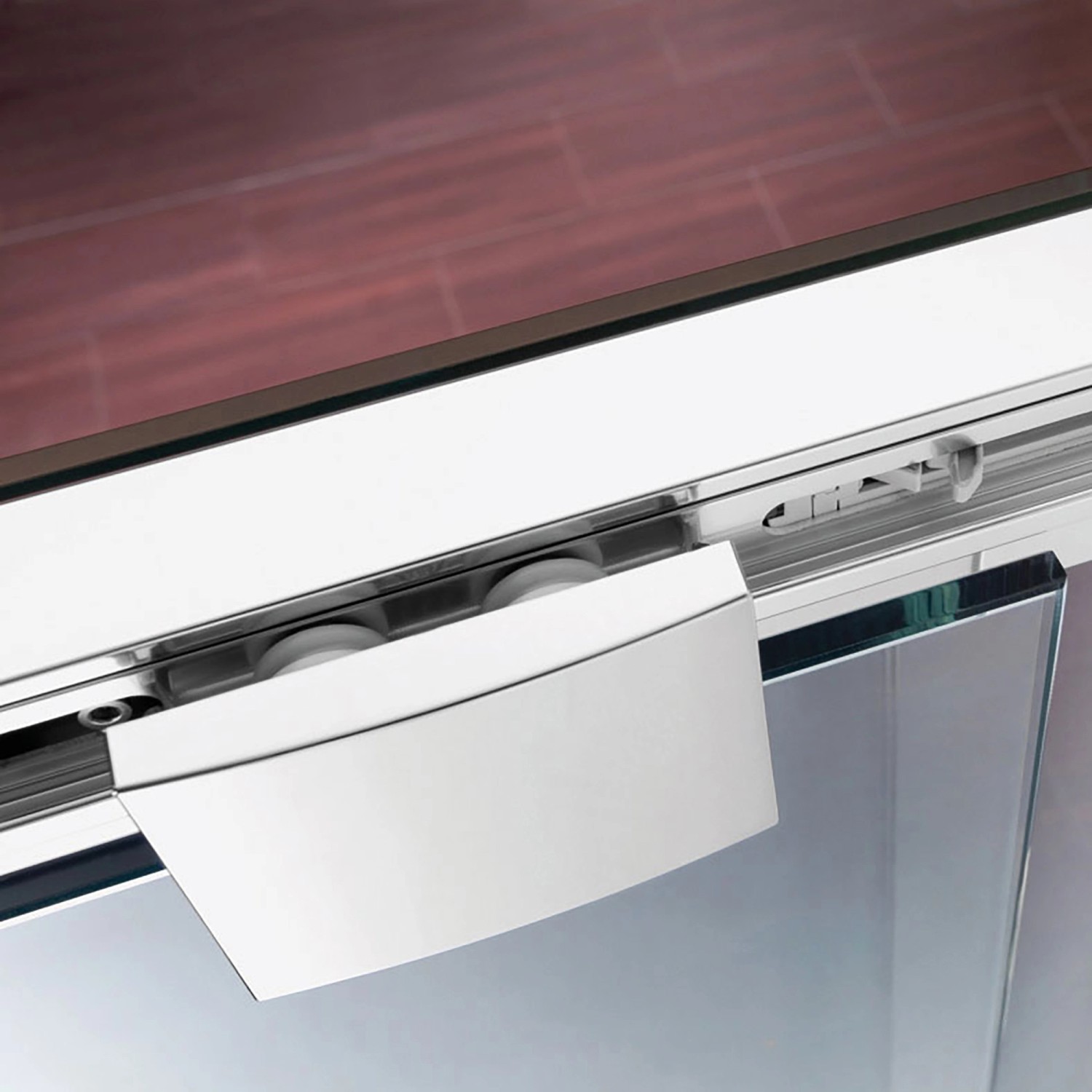 Detailaufnahme: Breuer Schiebetür Panorama, Chrom-Rahmen, Klarglas, Soft-Close-Technologie.