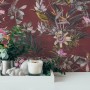 Vliestapete mit Blumenmuster in Rot und Grün. Dekorative Tapete mit floralem Design.