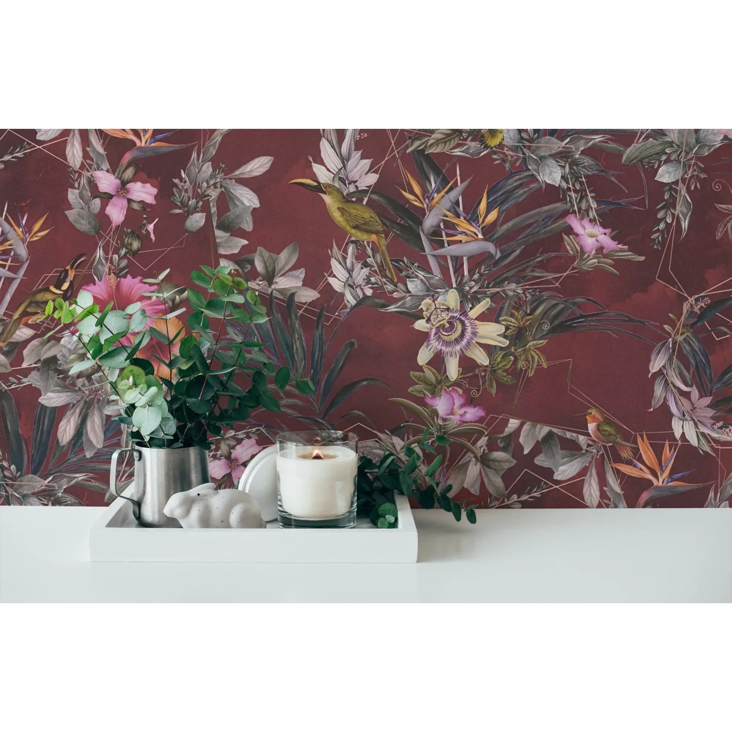 Vliestapete mit Blumenmuster in Rot und Grün. Dekorative Tapete mit floralem Design.