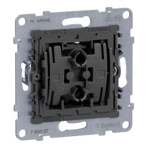 Legrand Seano Kreuzschaltereinsatz 10 AX, Detailansicht der Rückseite.