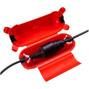 Offene rote Sicherheitsbox für Zwischenstecker mit schwarzem Stecker und Kabel darin.