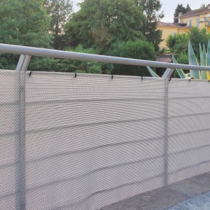 Tenax Sichtschutznetz Texstyle Plus, 1x5m, silber, am Zaun befestigt.