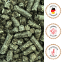 Supravit Luzernecobs Pferdefutter: Nahaufnahme dunkelgrüner, zylindrischer Pellets. Energiereiches Futter für Pferde.