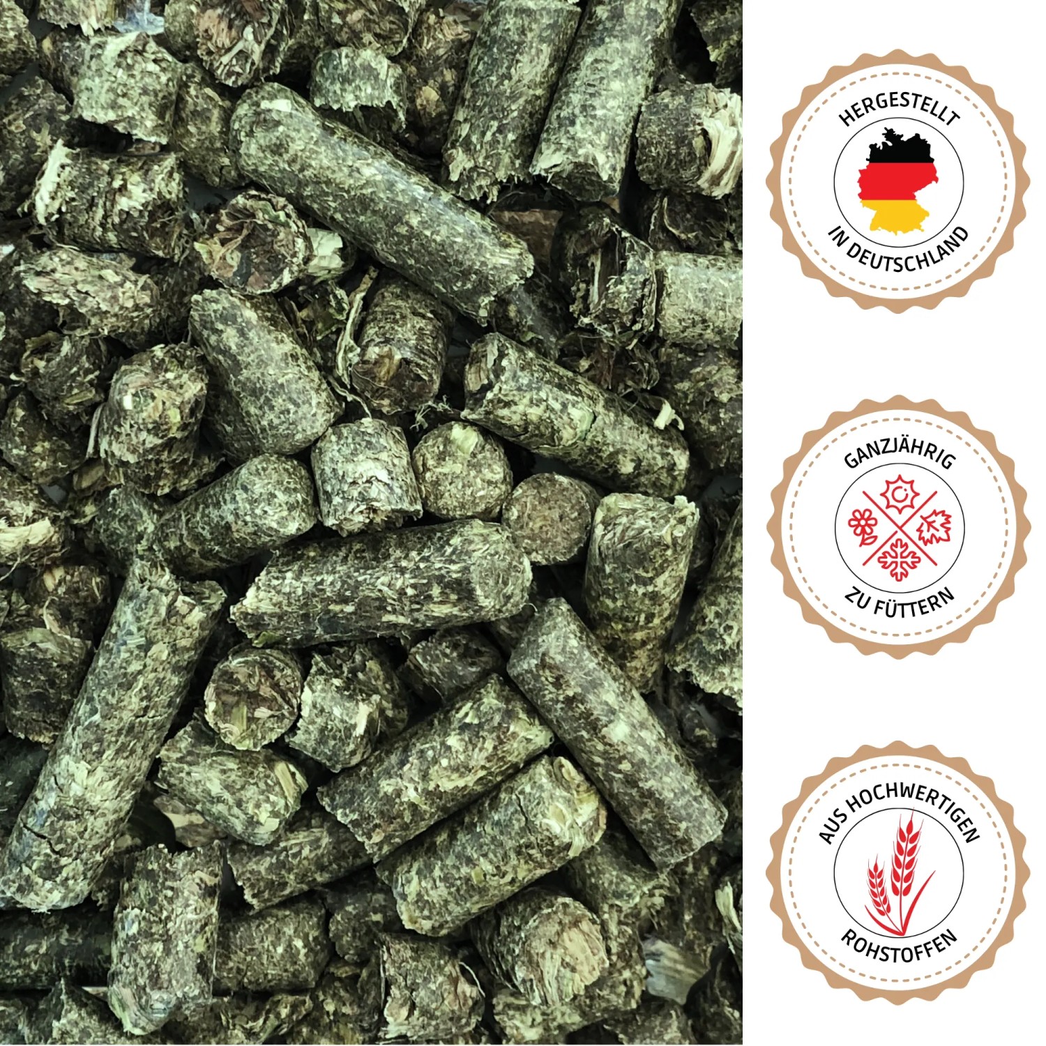 Supravit Luzernecobs Pferdefutter: Nahaufnahme dunkelgrüner, zylindrischer Pellets. Energiereiches Futter für Pferde.