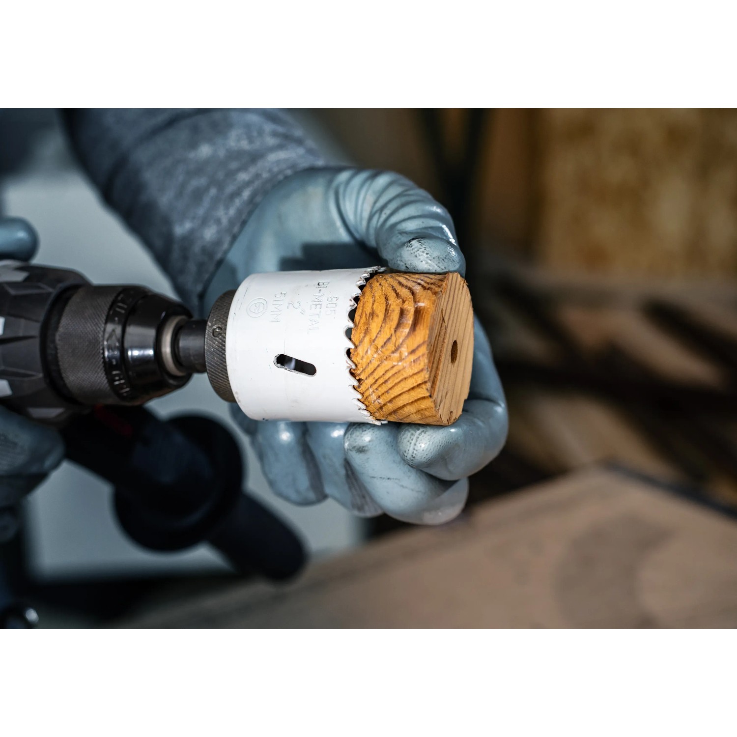 Bosch Lochsäge HSS-Bimetall 30mm im Einsatz mit Bohrmaschine an Holzstück.