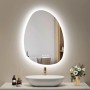 Emke LED Badspiegel, asymmetrisch, 75x55 cm, mit dimmbarer Beleuchtung und Anti-Beschlag-Funktion über Waschbecken.