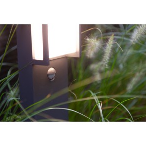 Moderne anthrazitfarbene Lutec LED Wegeleuchte Qubo mit Bewegungsmelder.