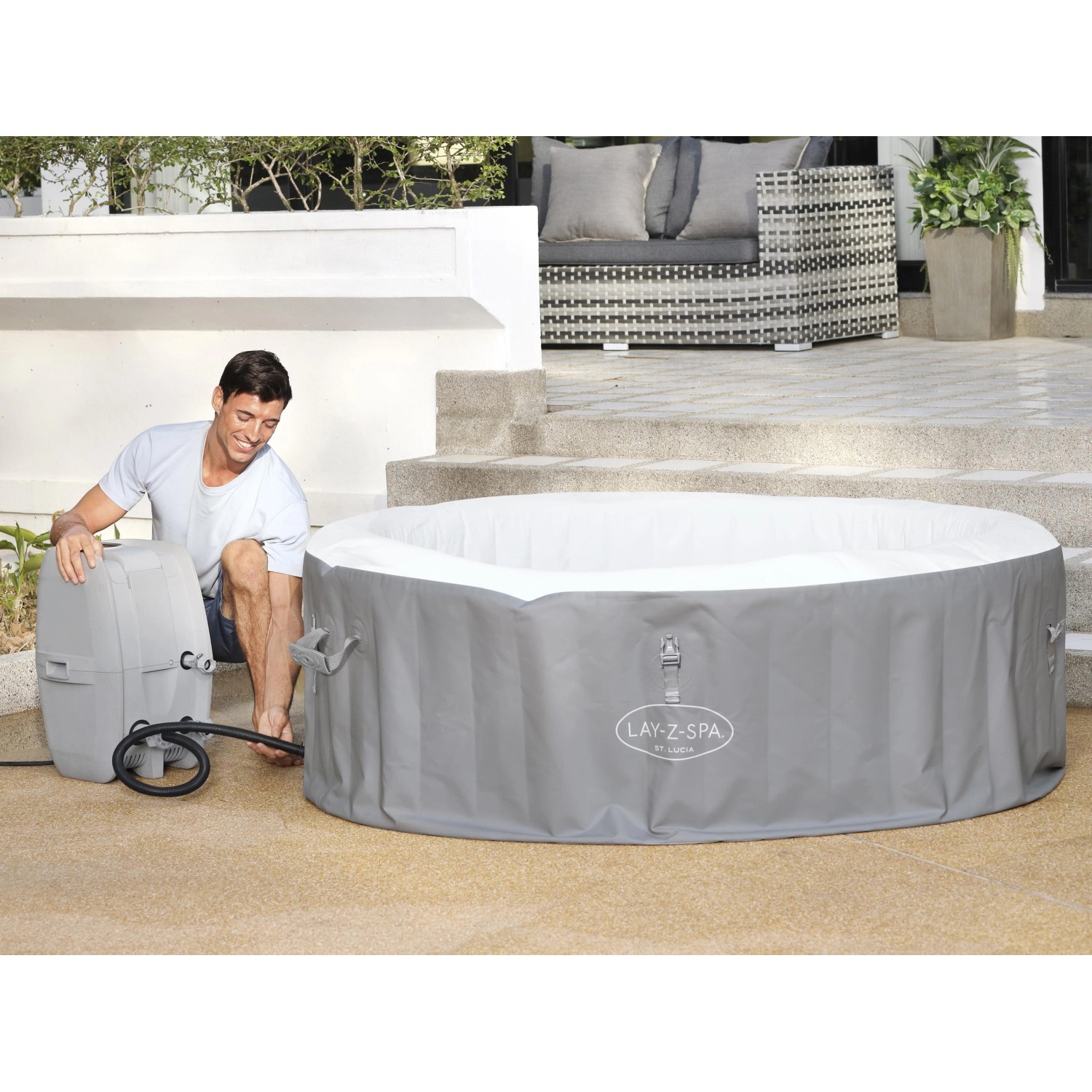 Bestway Lay-Z-Spa St. Lucia AirJet aufblasbarer Whirlpool, Ø 170 cm, mit Mann und Pumpe.