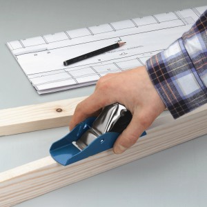 LUX Metallhobel 135 mm Classic in Aktion auf einem Holzbrett, Werkzeug für Holzbearbeitung.