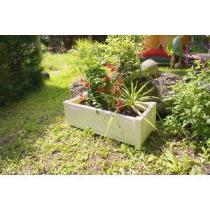 Rechteckiger, weißer KHW Pflanzkasten mit Bepflanzung im Garten.