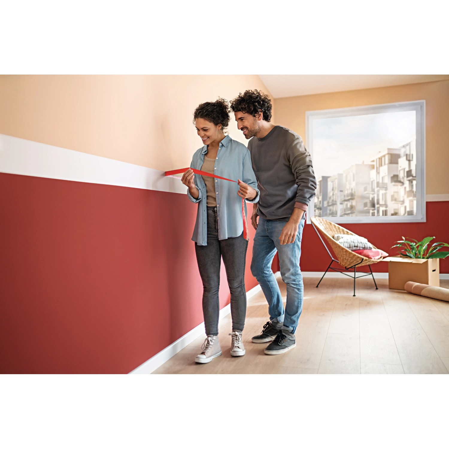 Paar verwendet tesa® Malerband Excellent für präzise Farbkanten im Innenbereich.