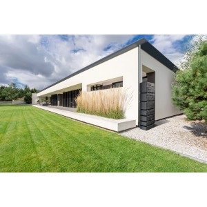 Anthrazitfarbene Waterform Regentonne Tower Stone (350 l) vor modernem Haus mit Garten.