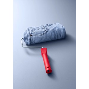 Farbeimer-Attrappe: Jeansstoff auf Farbroller für Schöner Wohnen Trendfarbe Denim.