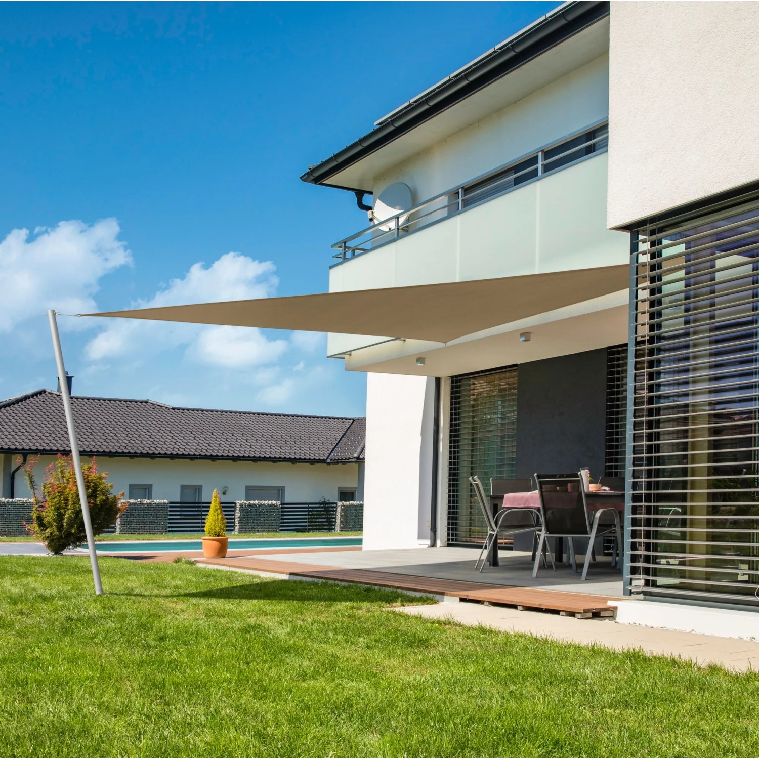 Taupes Segel Cannes Sonnensegel 3x3x3m spendet Schatten auf Terrasse. Wind- und wasserabweisend.