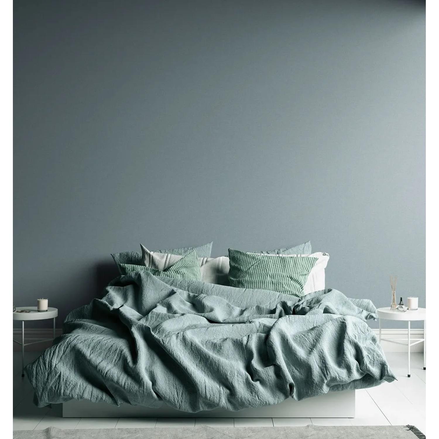 Schlafzimmer mit blauer AS-Creation Vliestapete Uni Struktur und Bett mit passender Bettwäsche.