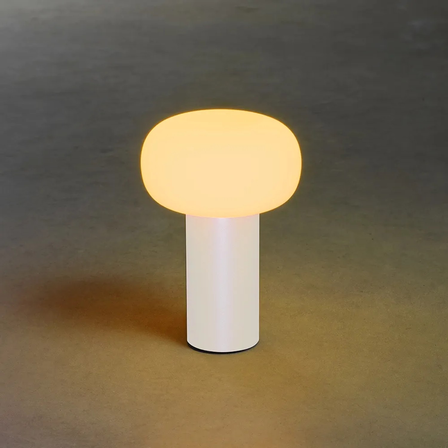 Weiße Konstsmide LED Tischleuchte Antibes, ideal für Innen und Außen. Dekoleuchte mit Akku.