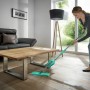 Frau wischt Boden mit Leifheit Picobello XL Bodenwischer in modernem Wohnzimmer.