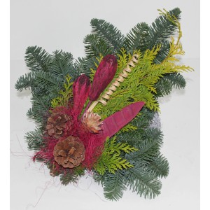 Grabstrauß Nobilis Erika mit Tannengrün, Zapfen und brombeerfarbener Deko, ca. 40 cm.