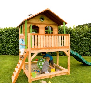 AXI Spielhaus Marc mit Leiter, Rutsche und Sandkasten im Garten mit spielenden Kindern.