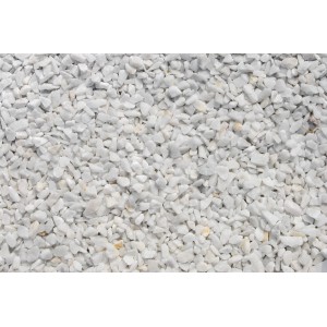 Nahaufnahme von weißem Marmorsplitt Carrara (9-12 mm) als Zierkies.