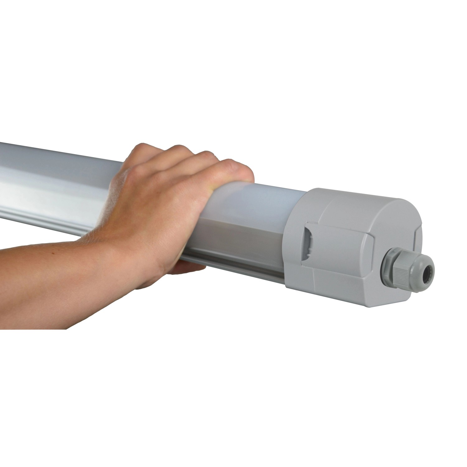 Graue E2 Elektro LED Feuchtraum-Wannenleuchte Pro L 50W in der Hand, Detailaufnahme.