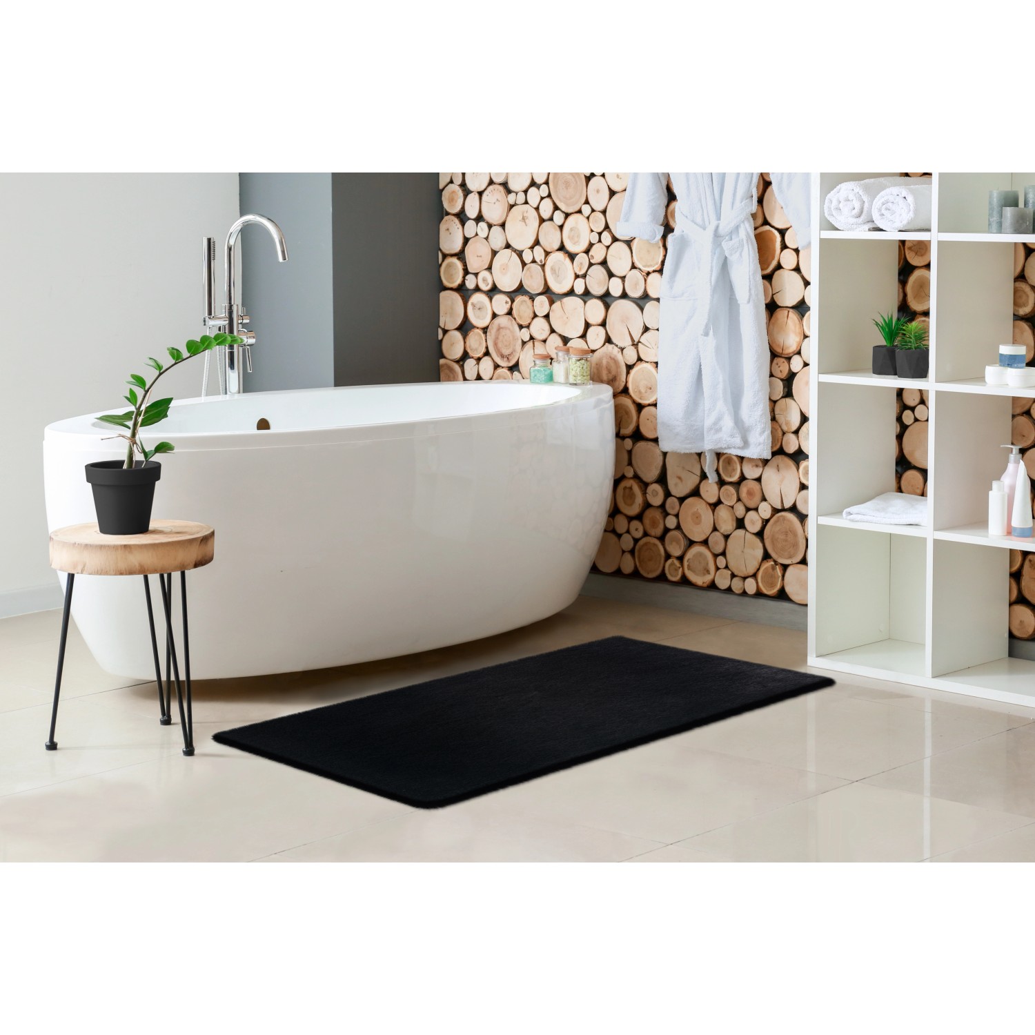 Schwarzer Lalee Badteppich Heaven 40x60 cm im modernen Badezimmer.
