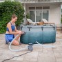 Bestway Eisbad Glacial Dip mit Filterpumpe, aufgebaut im Garten. Frau schließt Pumpe an.