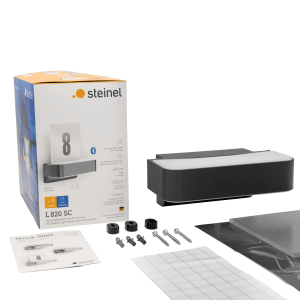 Steinel LED-Außenleuchte L 820 SC in Anthrazit mit Zubehör und Verpackung.