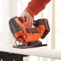 Black+Decker Akku-Stichsäge BDCJS18 beim Sägen von Holz. Kompakte, orange-schwarze Stichsäge.