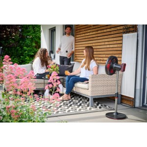 Einhell Akku-Ventilator GE-CF 18/320 P Li-Solo im Einsatz auf einer Terrasse mit entspannten Personen.