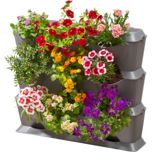 Gardena NatureUp Vertikal Pflanz-Basis-Set für 9 Pflanzen, bepflanzt mit bunten Blumen.